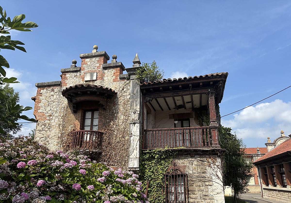 Las centenarias casas construidas por el arquitecto Riancho para los maestros se encuentran en estado de abandono total