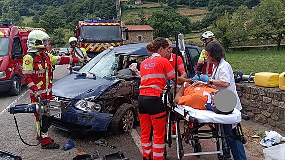 Herido grave el conductor de un coche al colisionar con un camión en Selaya