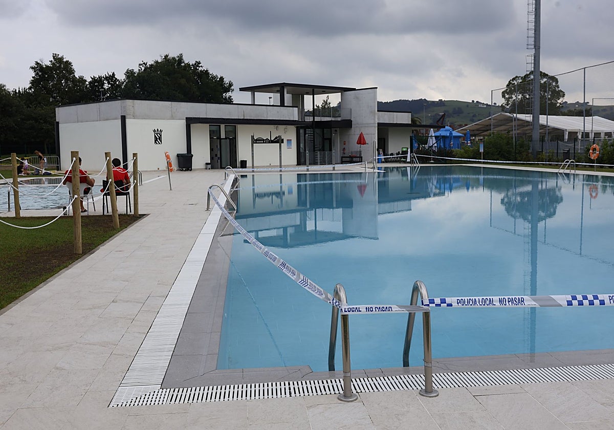Un usuario vuelve a defecar en la piscina de Tanos y obliga a cerrar el vaso grande