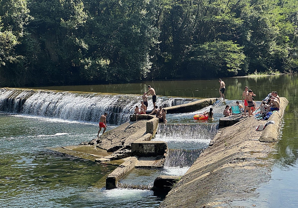 El río Asón transforma Coterillo en un pequeño reducto de frescura donde, cada tarde de verano, el calor queda en un segundo plano.