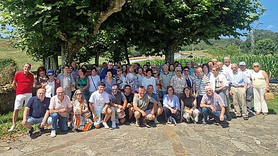 Abrazos y nostalgia en el encuentro de los Antiguos Alumnos del colegio de Las Presillas