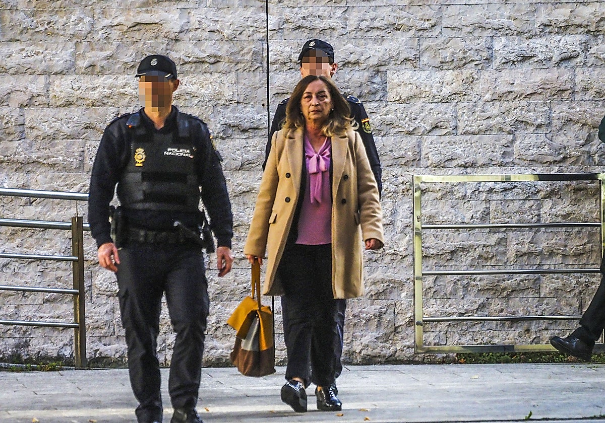 Carmen Merino, escoltada por dos policías nacionales, momentos antes de entrar al salón de actos de Las Salesas donde fue juzgada.