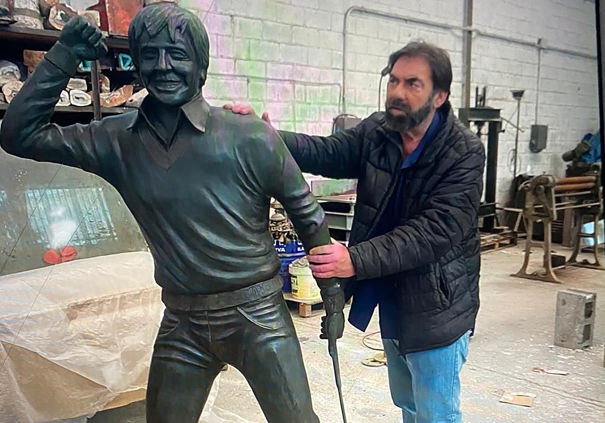 La estatua de Seve Ballesteros, una vez finalizada su restauración, junto a su escultor, Salvador Ceballos.