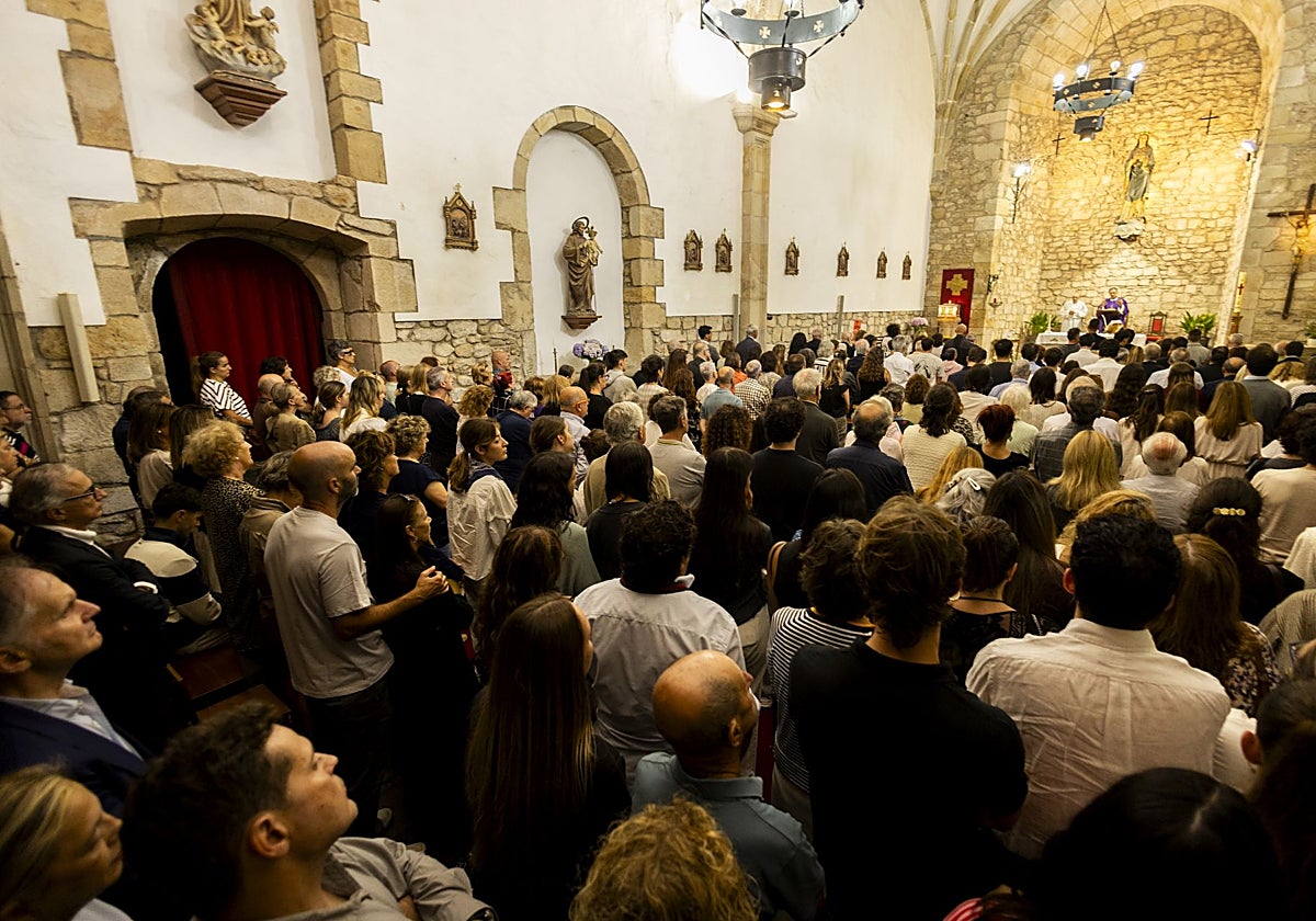 Centenares de personas llenaron el interior de la parroquia de Santa María de Puente Arce.