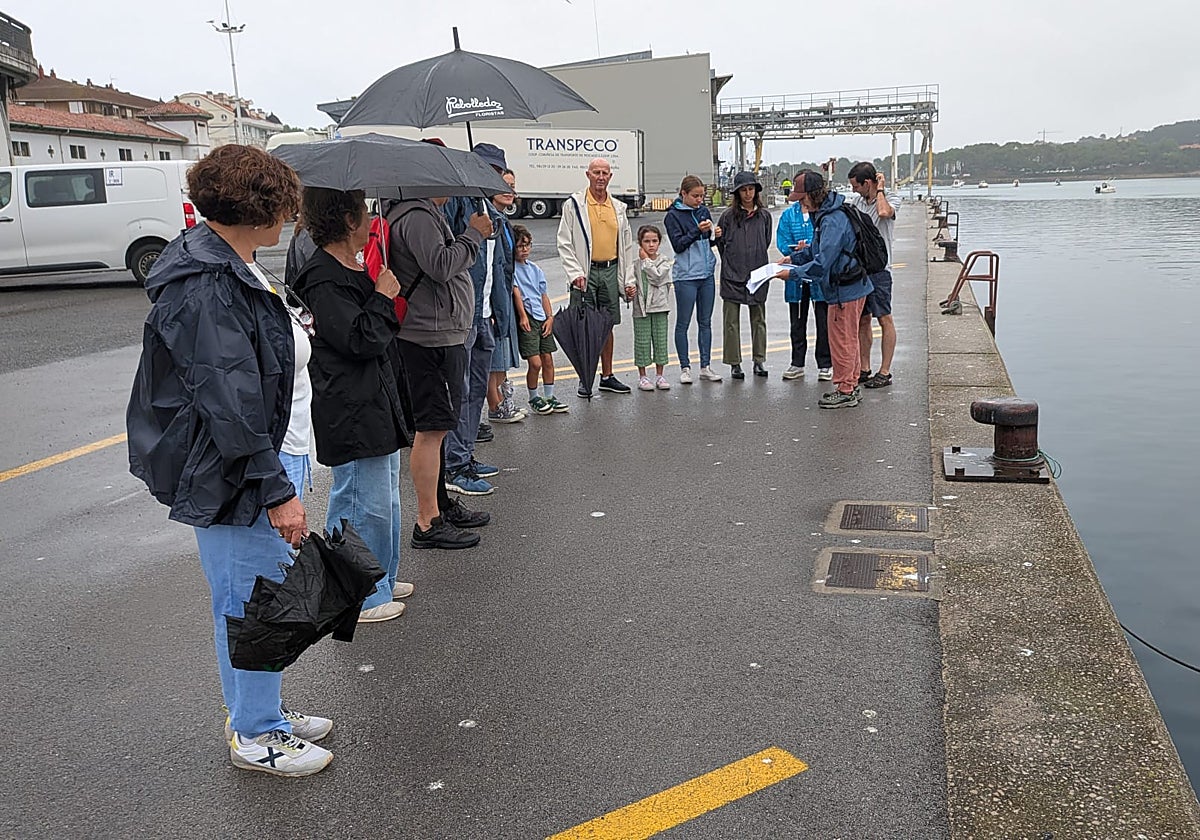 Un grupo de turistas participando en la actividad en el puerto.