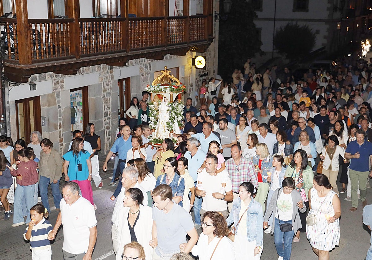Cientos de personas acompañaron a la Virgen de Valmayor en su procesión nocturna por las calles de Potes