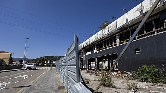 El bazar de Campuzano, objeto de robos e intrusiones dos años después de arder