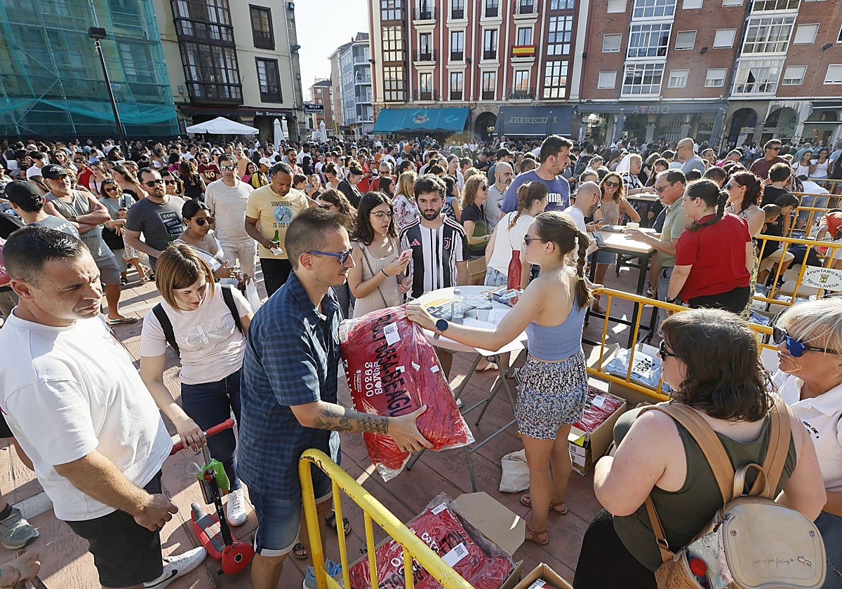 Torrelavega reparte este lunes miles de camisetas entre 741 peñas de La Patrona
