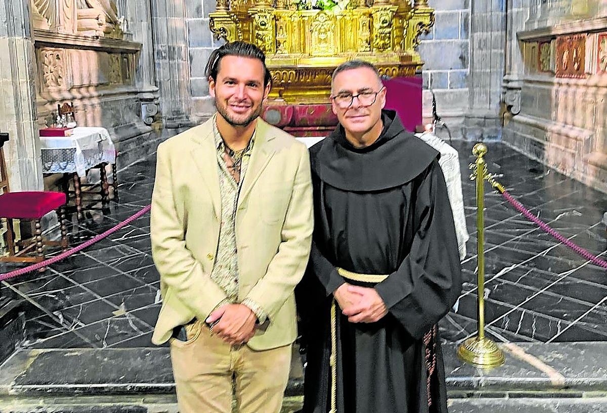 Adrián Pelayo y Rafael Rizo en la capilla del Lignum Crucis.