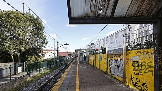 La Policía Nacional salva a una persona de ser arrollada por un tren en Torrelavega