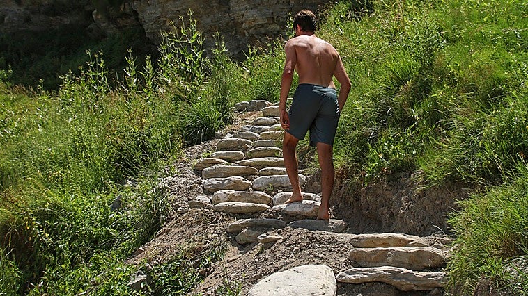 Costas se abre a la posibilidad de regular la escalera que colocó un desconocido en la playa de Langre