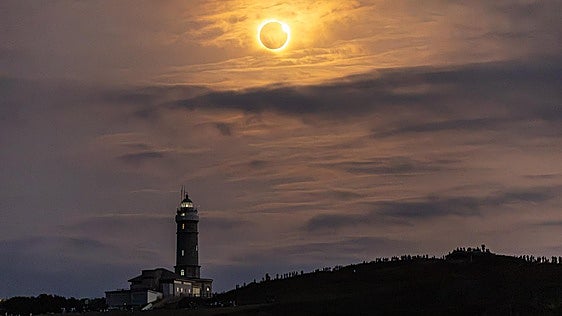 Un eclipse para la historia a pesar de las nubes