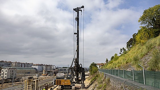 La integración ferroviaria de Santander da otro paso con la nivelación del terreno y la colocación de piezas