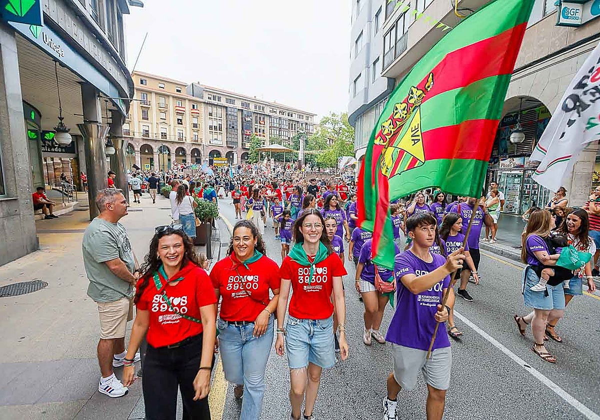 El color de las peñas invade las calles