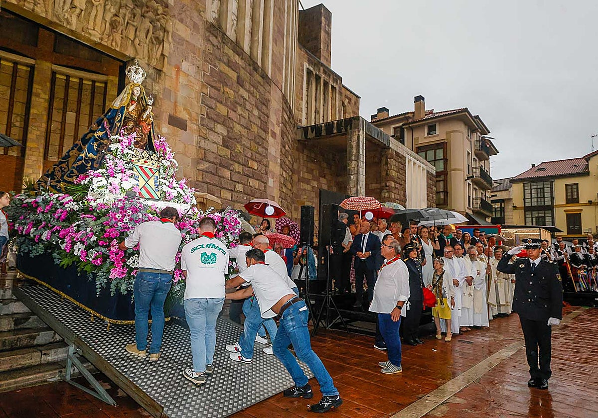 La Virgen Grande saluda desde su iglesia