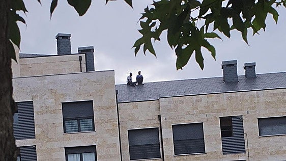 Dos jóvenes encaramados en el tejado de un céntrico bloque de El Astillero provocan estupor entre los vecinos