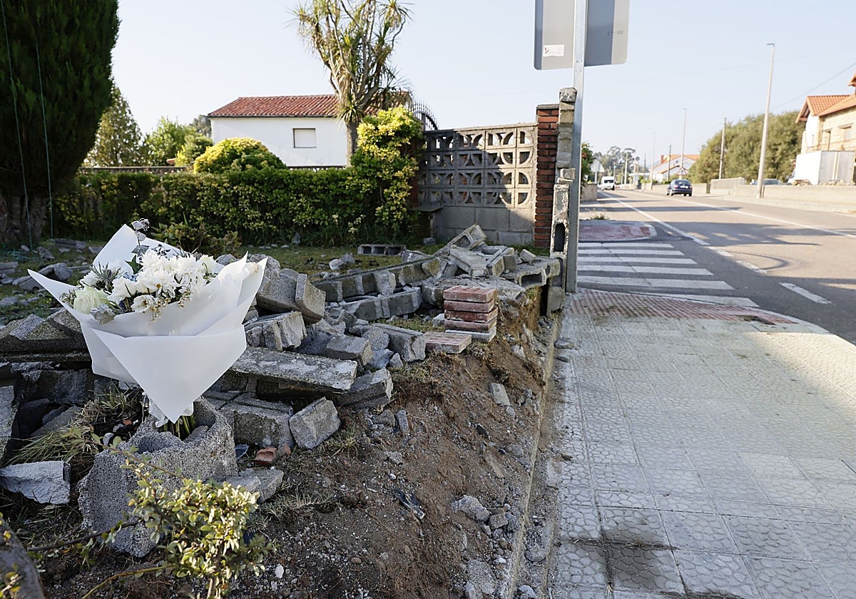 Un ramo de flores en recuerdo del fallecido en el accidente de Hinojedo