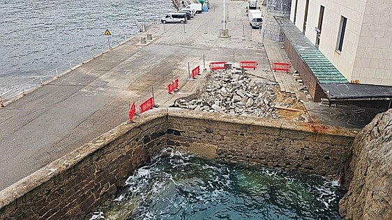 El gran socavón que surgió en el muelle antiguo de Castro hace ocho meses ya está arreglado