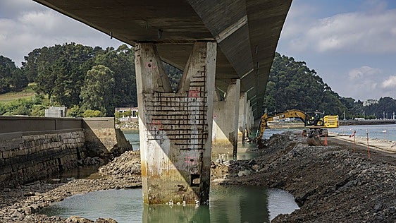 El puente de Somo será elevado un centímetro sobre los pilares para su refuerzo