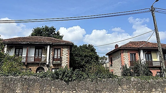 Vecinos recogen firmas para salvar las antiguas casas de los maestros de Revilla