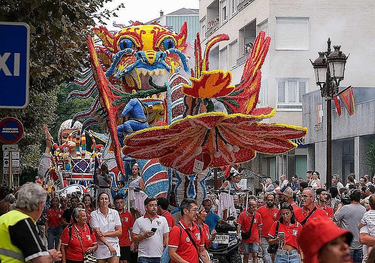 La Gala Floral de Torrelavega toma el domingo la Avenida de España con ocho carrozas