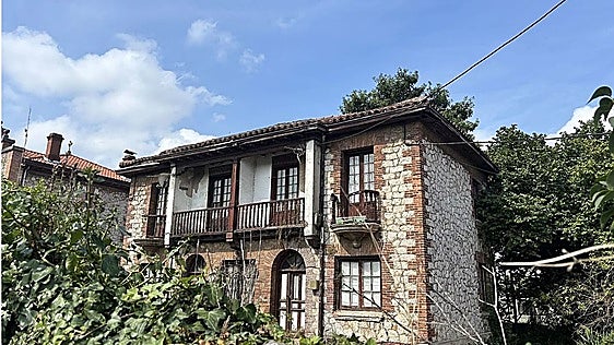 El Gobierno y el Ayuntamiento se comprometen a rehabilitar las antiguas casas de maestros de Revilla