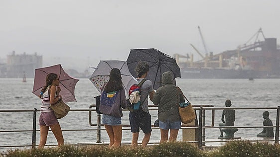La tormenta dejó el jueves 1.201 rayos en Cantabria y la mayor precipitación acumulada en el aeropuerto