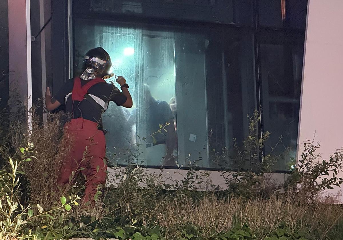 Rescatadas nueve personas tras quedar encerradas durante una hora en el ascensor de Nueva Ciudad