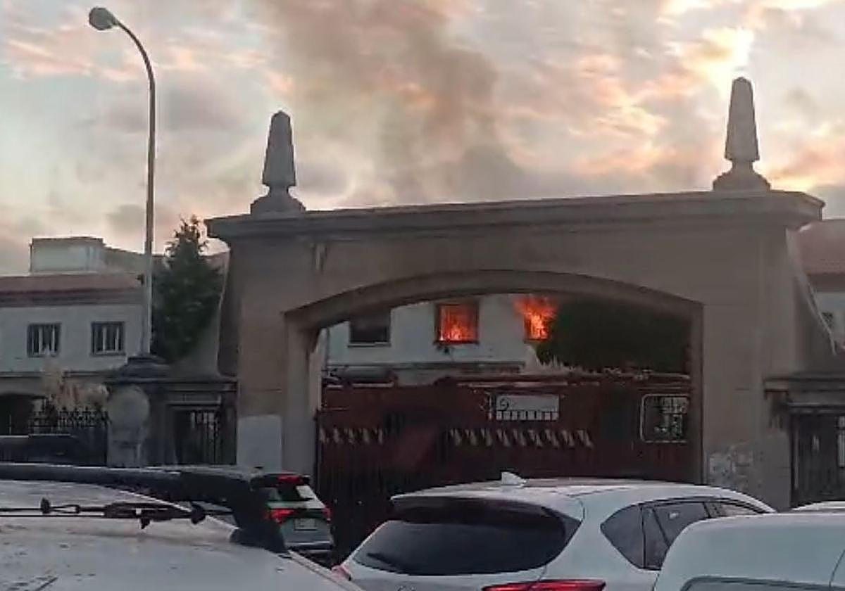 Un incendio obliga a los bomberos a intervenir dos veces en las antiguas oficinas de Sniace