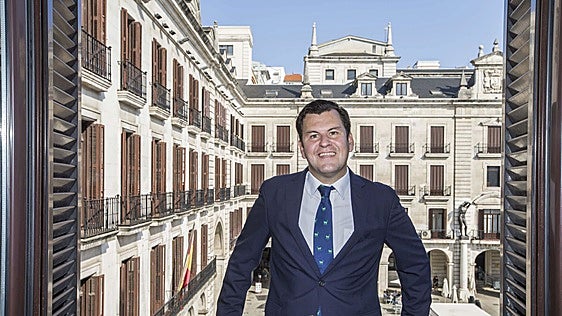 El Ayuntamiento de Santander renueva el convenio con Jacobo Pombo para su foro de jóvenes líderes pese a la polémica