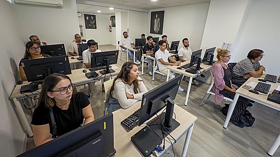 Quince alumnos gitanos estrenan «una oportunidad tremenda» para trabajar