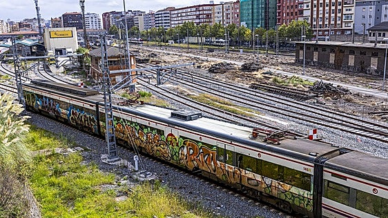 La limpieza de grafitis en los trenes, parada por la guerra entre Renfe y la adjudicataria