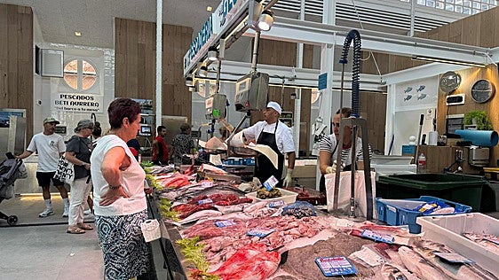 El Mercado de Castro retoma la normalidad mientras los placeros pelean sus concesiones