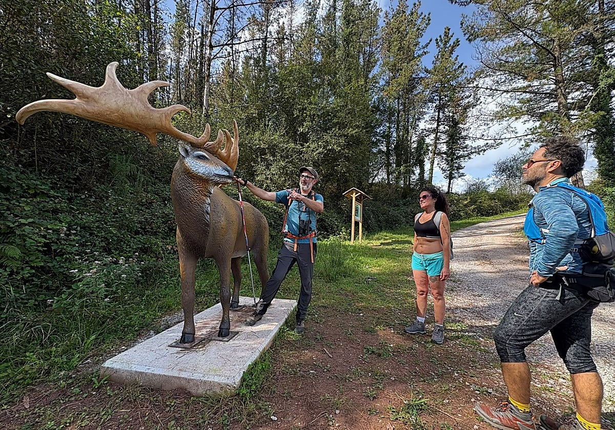 Con el debut de un guía por la Ruta del Cuaternario, el sendero ya es oficialmente turístico