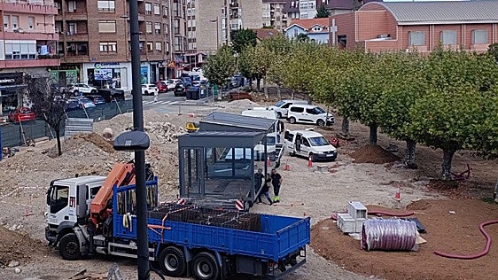 Camargo retira los quioscos que colocó el anterior Gobierno en el parque Lorenzo Cagigas