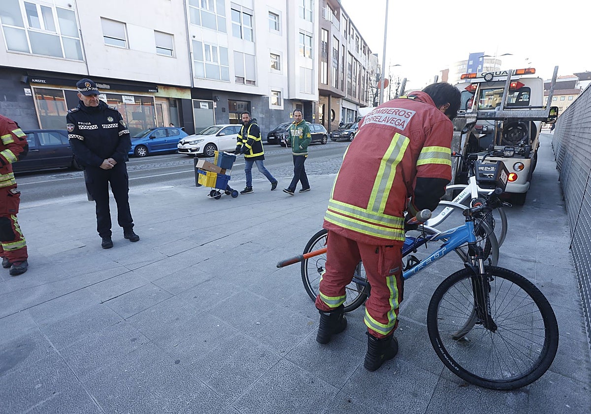 Un juez sanciona al Ayuntamiento de Torrelavega por no negociar con policías y bomberos