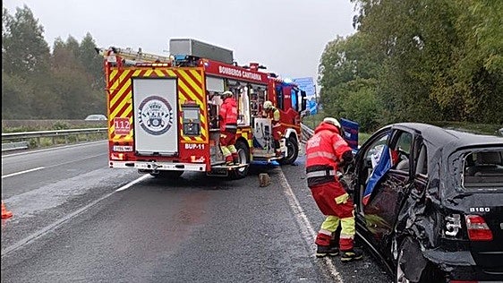 Un camión arrolla un turismo parado en la A-8 por una avería