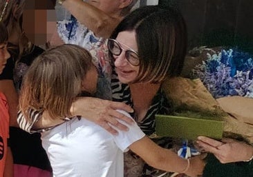 Macu recibe el cariño de sus pequeños pacientes a la entrada del centro.