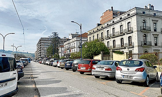 Laredo sigue sin aparcamiento regulado pero sostiene la previsión de recaudar 500.000 euros