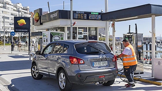 Casi la mitad de las estaciones de servicio en Cantabria, con la gasolina 95 por encima de los dos euros