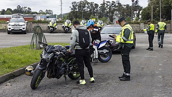 Cascos homologados, calzado cerrado o guantes, normas para motos a partir del día 1