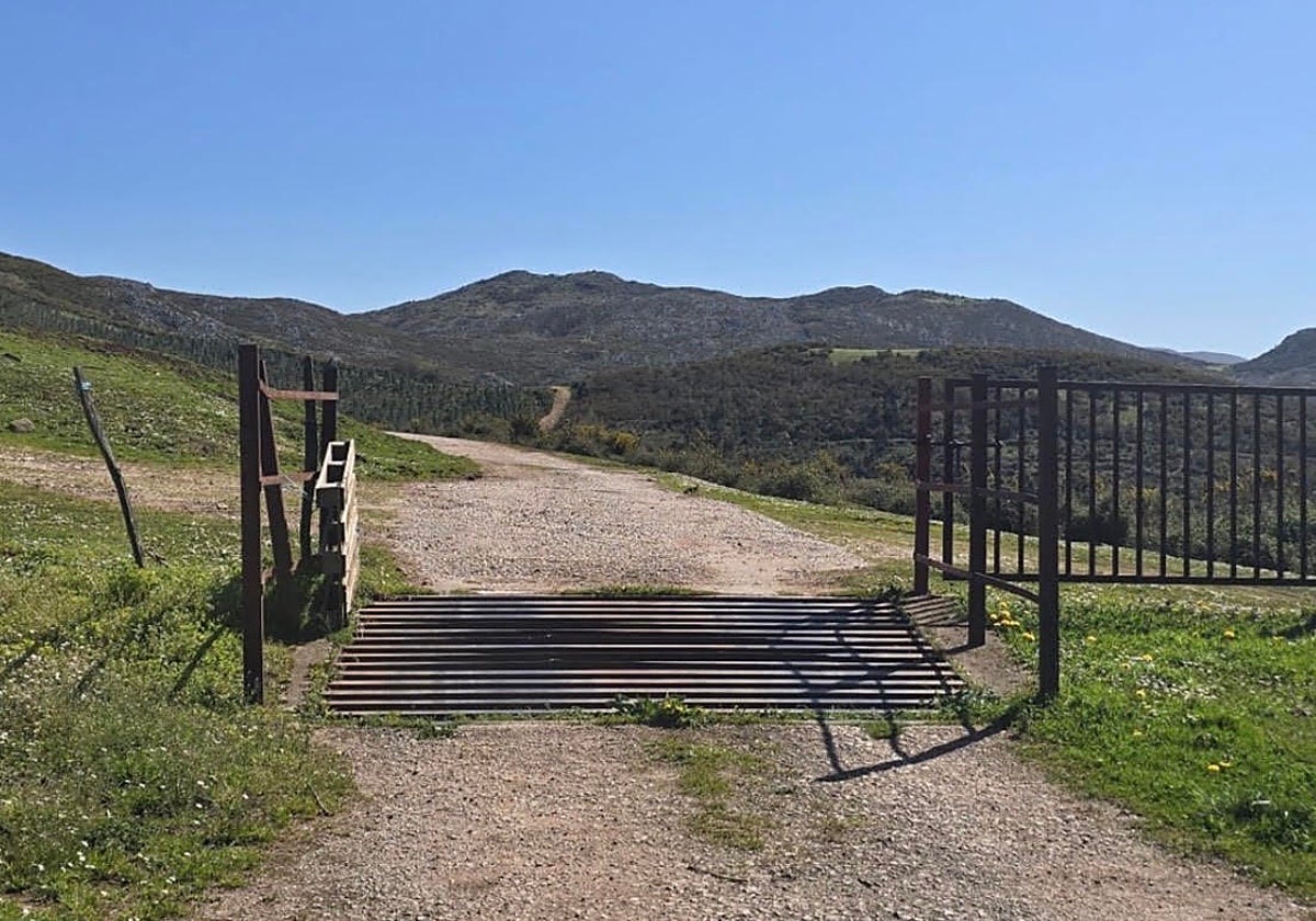 Torrelavega facilitará el acceso al monte Dobra con la instalación de un paso canadiense