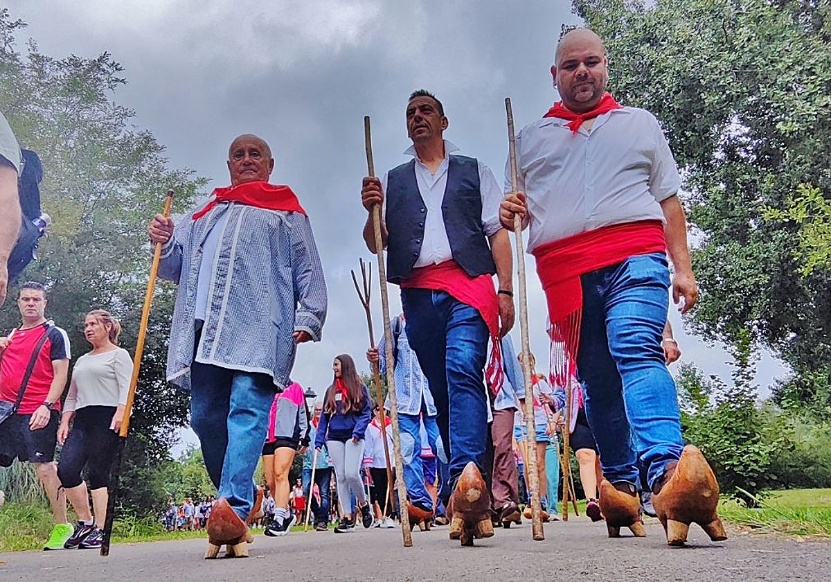San Cipriano se pasea por Cartes en albarcas