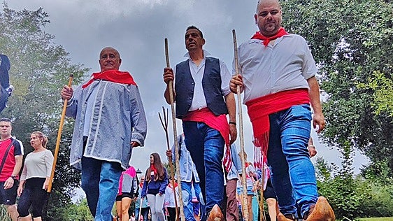 San Cipriano se pasea por Cartes en albarcas