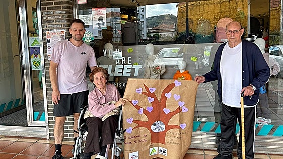 Los mayores de Colindres llevan sus recuerdos al comercio