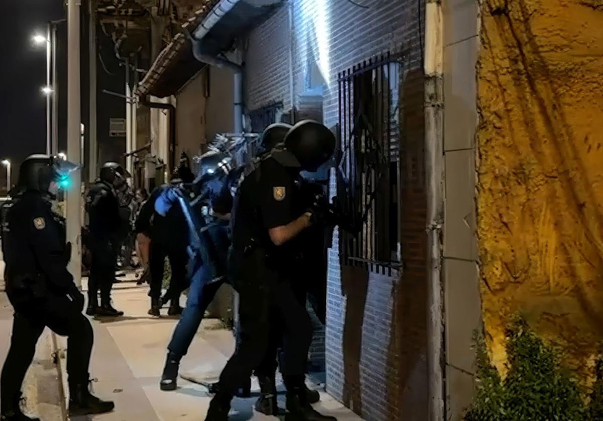 Imagen de la espectacular redada que se llevó a cabo en localidades del entorno de Torrelavega y Cartes.