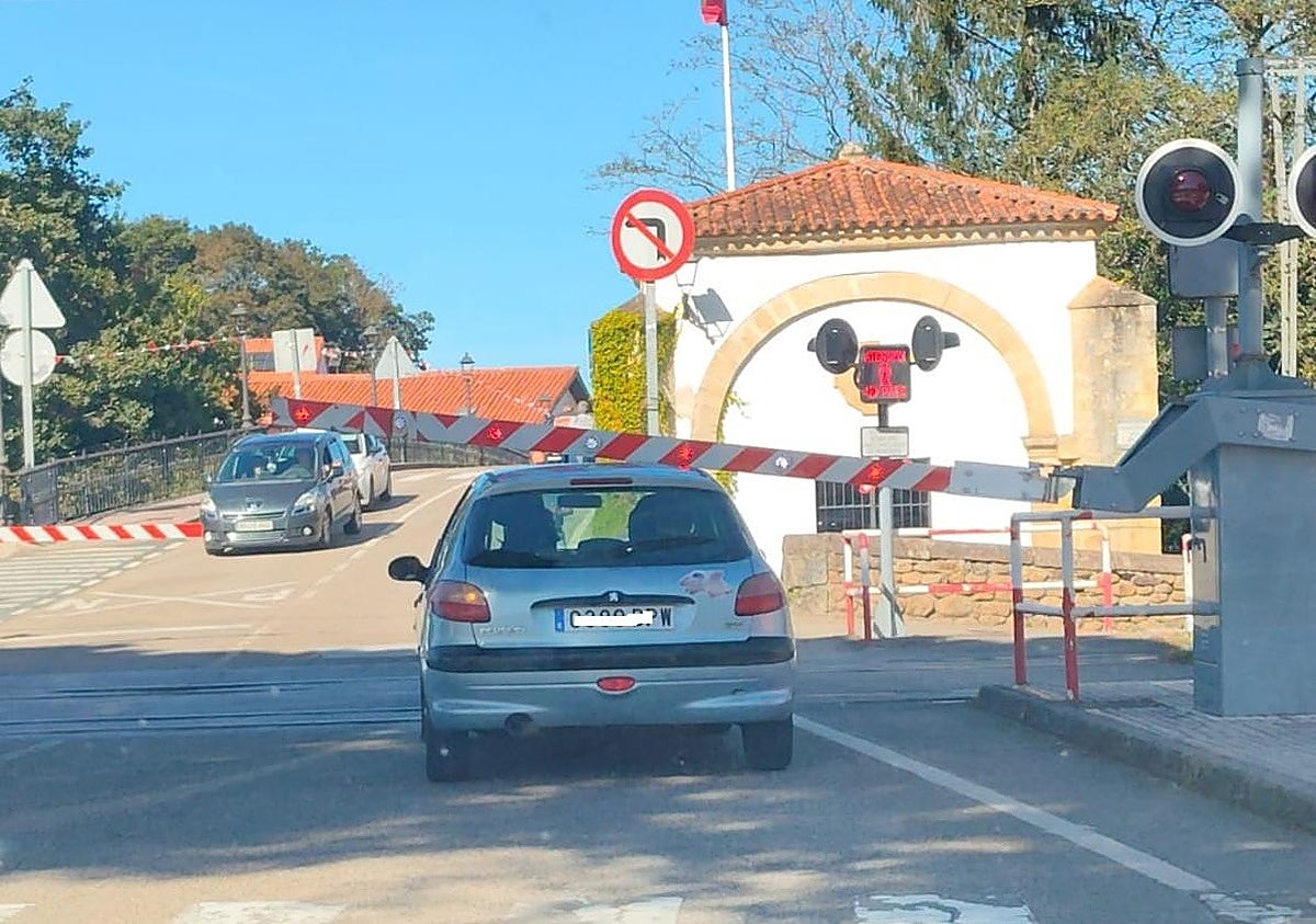 Un fallo en la barrera del paso a nivel de Puente San Miguel genera retenciones y retrasos en dos trenes