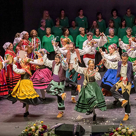 La Agrupación de Danzas 'Virgen de las Nieves', durante su acto del centenario.