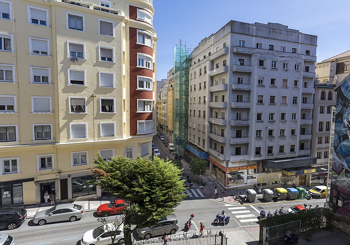 El edificio número ocho de la calle Santa Clara, ayer, que está siendo apuntalado.