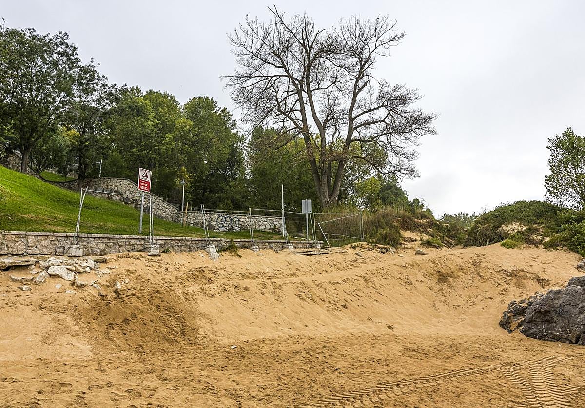 El acceso a la playa de Los Peligros, sin rampa (que se vino abajo) y vallado por su mal estado, será reparado
